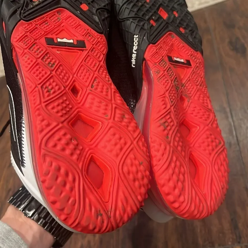 Nike Lebron XVIII 18 Low Heart Of Lion Basketball Shoes CV7562-002 Sz 10 EUC - Picture 4 of 7